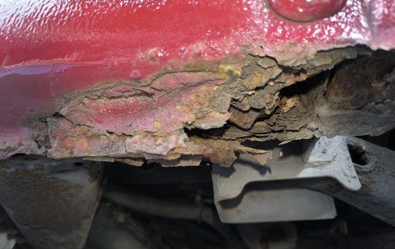 Óxido grave en coche importado revisado durante inspección precompra por IKUSAUTO
