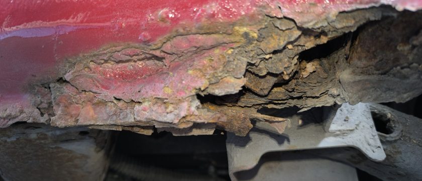 Óxido grave en coche importado revisado durante inspección precompra por IKUSAUTO