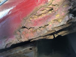 Óxido estructural grave en estribo de Mercedes Vito importada revisada por IKUSAUTO
