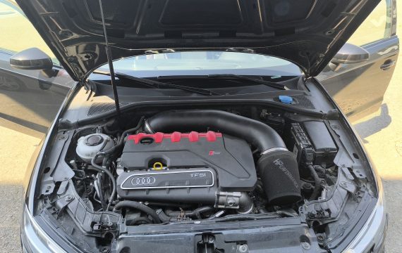 Inspección del vano motor de un coche usado para detectar posibles vicios ocultos