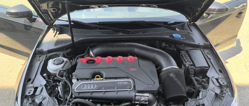 Inspección del vano motor de un coche usado para detectar posibles vicios ocultos