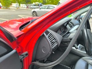 Marco delantero de un BMW con la goma apartada y pérdida de las marcas originales de los puntos de soldadura.