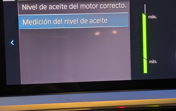 Pantalla de un BMW con medición electrónica del nivel de aceite del motor