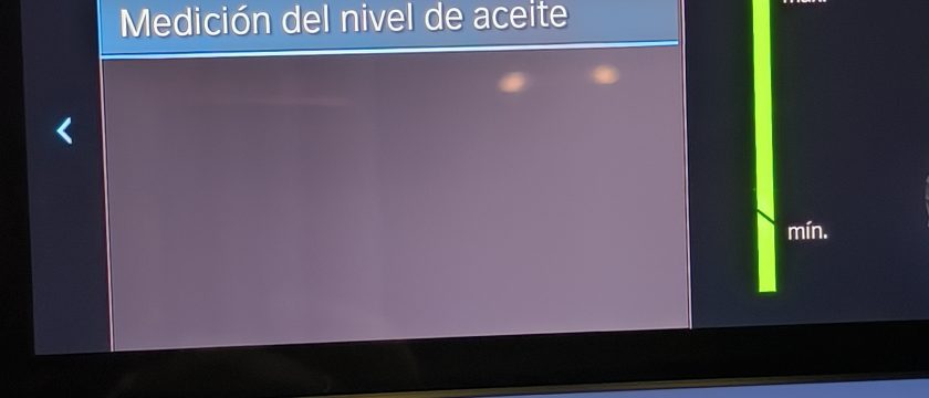 Pantalla de un BMW con medición electrónica del nivel de aceite del motor