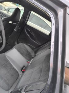 Marco de la puerta trasera de un Hyundai i30 con la goma apartada y alteraciones en las marcas originales de soldadura.
