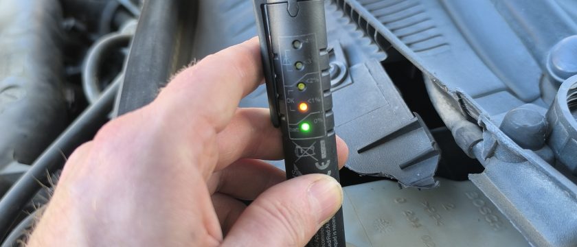 Comprobación de humedad con medidor para valorar cuándo cambiar el líquido de frenos en una revisión de IKUSAUTO.